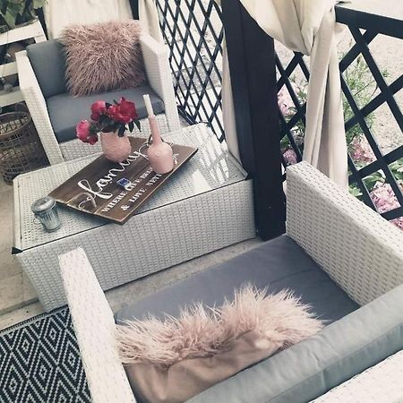 Ninas Dream Apartment เวอร์ซาร์ ภายนอก รูปภาพ