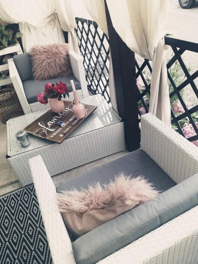 Ninas Dream Apartment เวอร์ซาร์ ภายนอก รูปภาพ