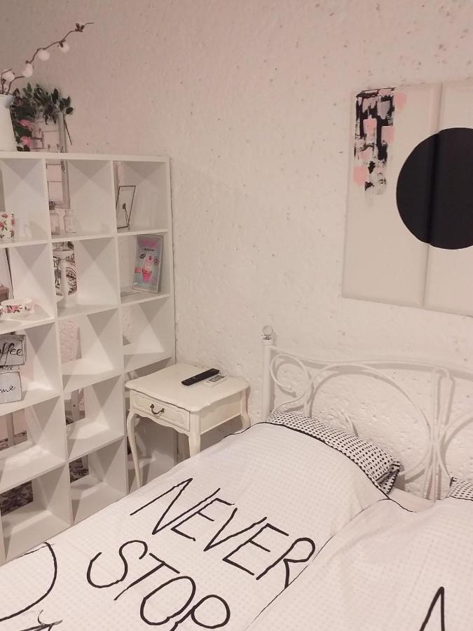 Ninas Dream Apartment เวอร์ซาร์ ภายนอก รูปภาพ