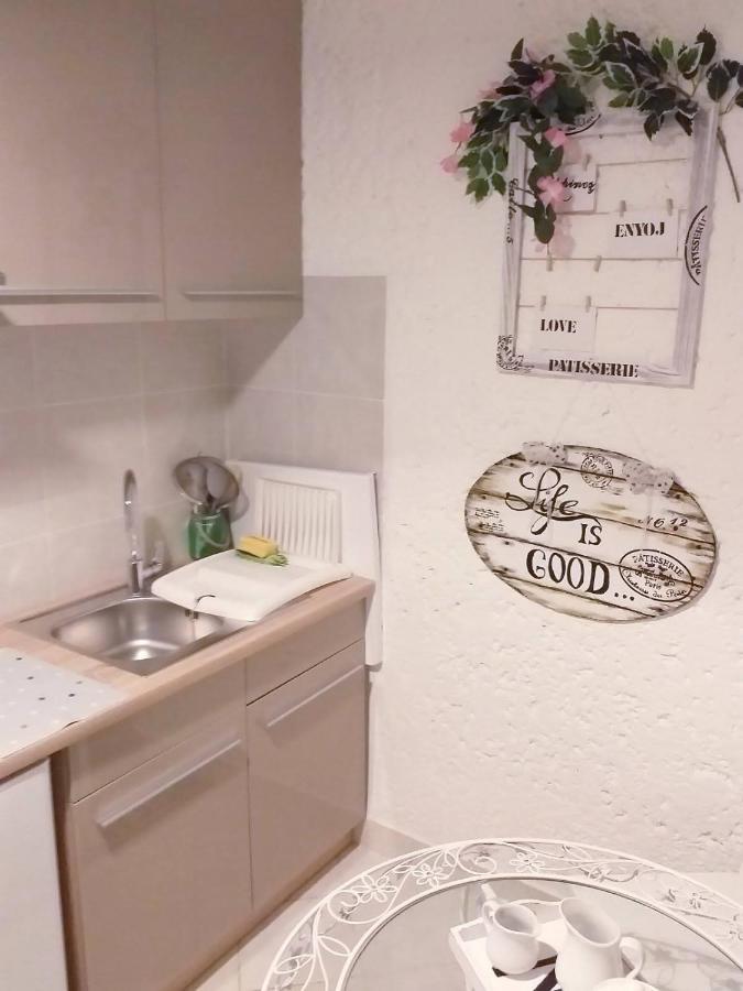 Ninas Dream Apartment เวอร์ซาร์ ภายนอก รูปภาพ